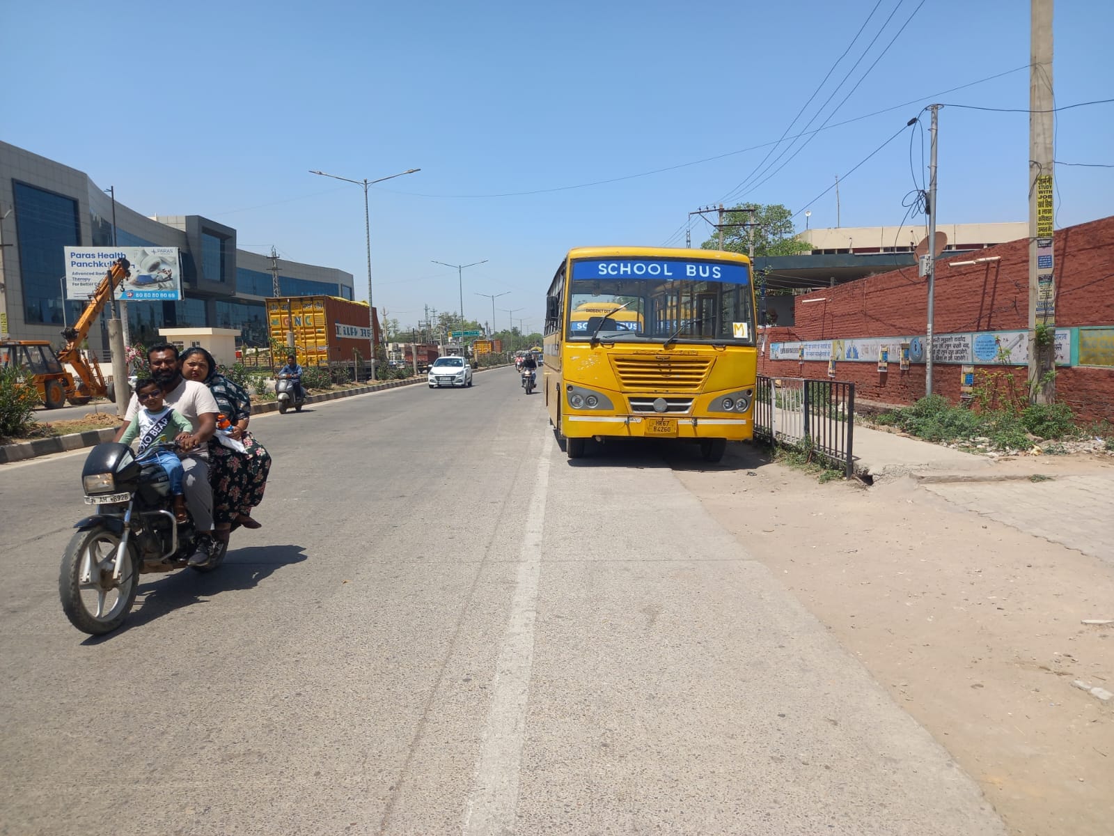 अंबाला छावनी में नेशनल हाइवे पर बिना सीट के स्कूल बस चलाता चालक। संवाद