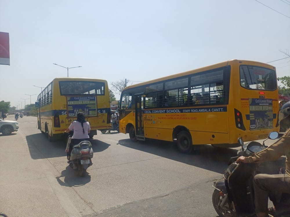 अंबाला छावनी में नेशनल हाइवे पर बिना सीट के स्कूल बस चलाता चालक। संवाद
