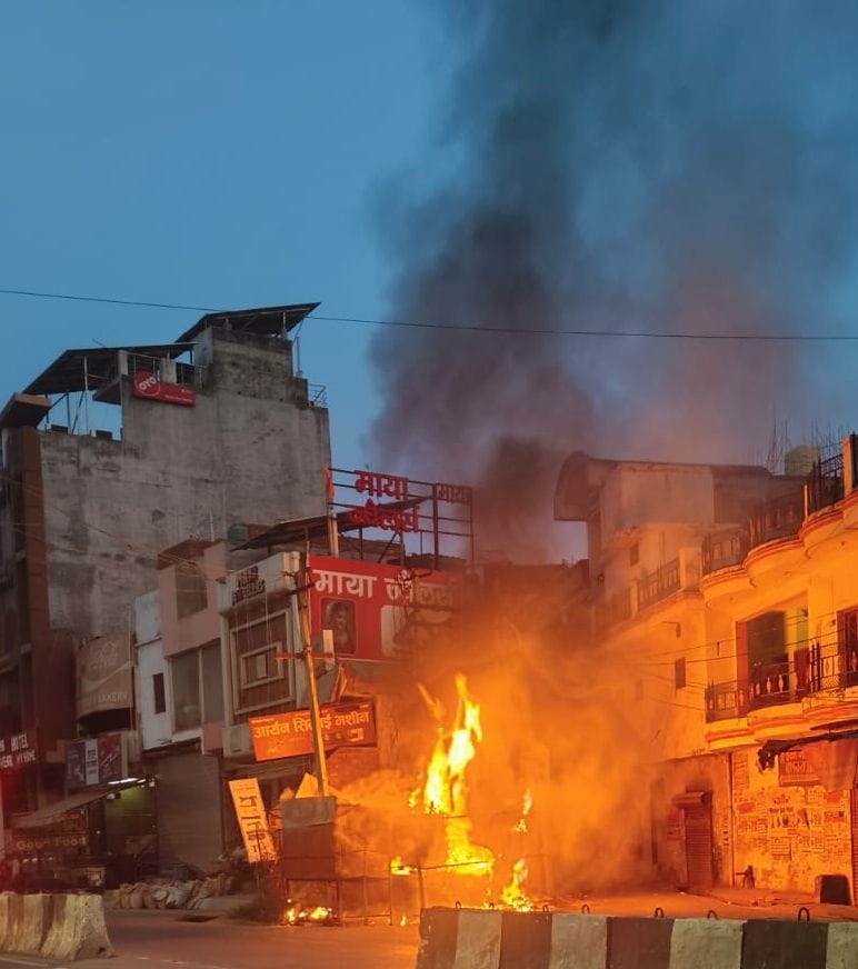 अलग-अलग इलाकों में जलते ट्रांसफार्मर। अलग-अलग इलाकों में जलते ट्रांसफार्मर।