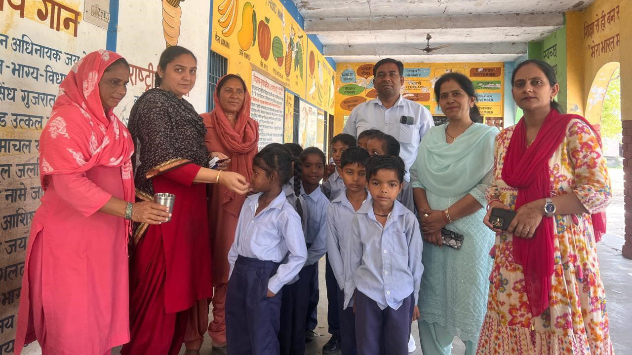 असंध राजकीय कन्या वरिष्ठ माध्यमिक विद्यालय में बच्चों को स्वच्छता के महत्व के बारे में बताते स् असंध राजकीय कन्या वरिष्ठ माध्यमिक विद्यालय में बच्चों को स्वच्छता के महत्व के बारे में बताते स्