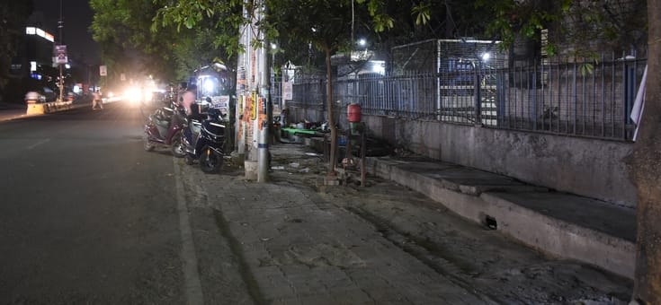 अतिक्रमण हटाने के बाद फुटपाथ। अतिक्रमण हटाने के बाद फुटपाथ।