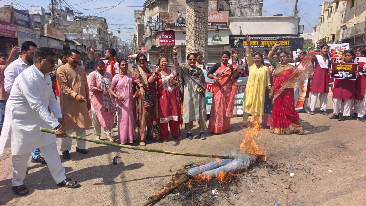 भाजपा के जनाक्रोश कार्यक्रम में मौजूद इंटर कॉलेज की छात्राएं। संवाद