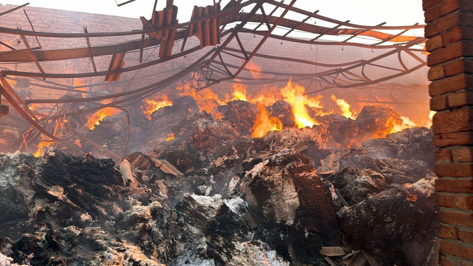 फैक्टरी में लगी आग बुझाने में जुटे दमकलकर्मी। संवाद फैक्टरी में लगी आग बुझाने में जुटे दमकलकर्मी। संवाद