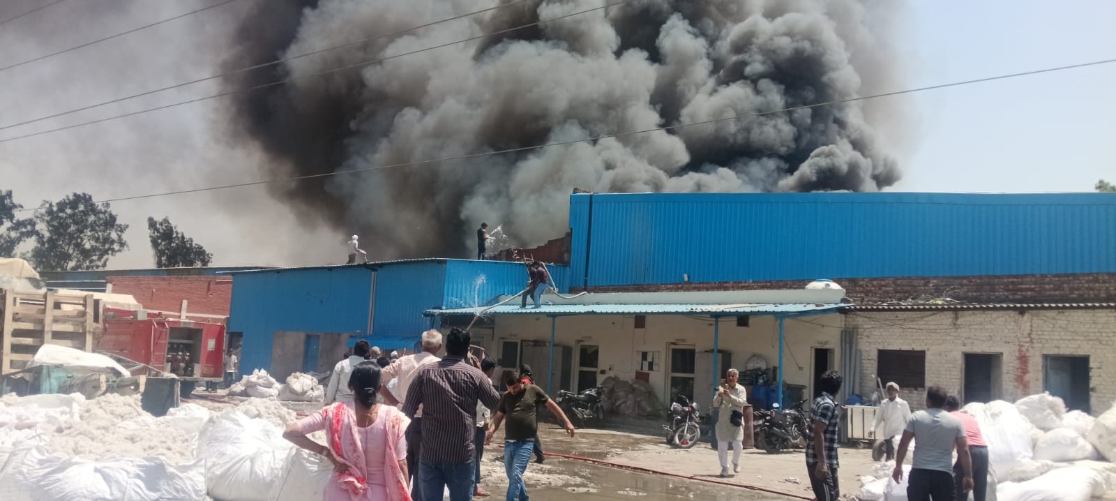 फैक्टरी में लगी आग बुझाने में जुटे दमकलकर्मी। संवाद फैक्टरी में लगी आग बुझाने में जुटे दमकलकर्मी। संवाद
