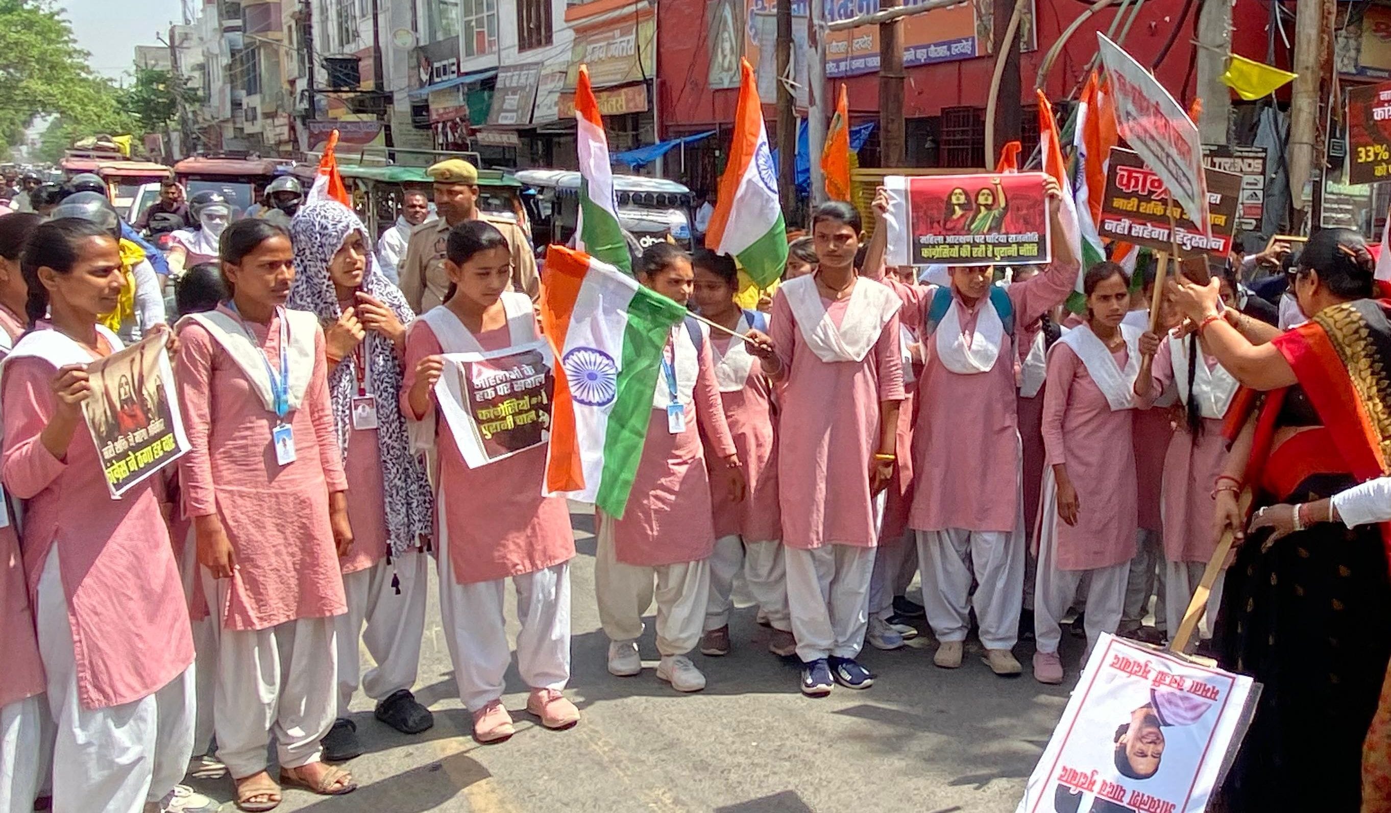 फोटो-11- बड़ा चौराहा पर राहुल गांधी व अखिलेश यादव का पुतला फूंकती भाजपा महिला मोर्चा की पदाधिका फोटो-11- बड़ा चौराहा पर राहुल गांधी व अखिलेश यादव का पुतला फूंकती भाजपा महिला मोर्चा की पदाधिका
