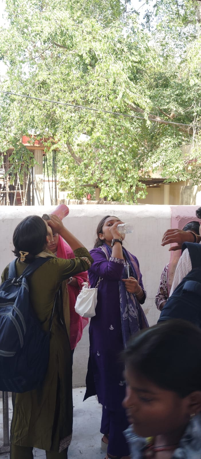 फोटो - 15 कलेक्ट्रेट में लगे आरओ के नल से पानी निकालने का प्रयास करतीं महिला फरियादी। संवाद