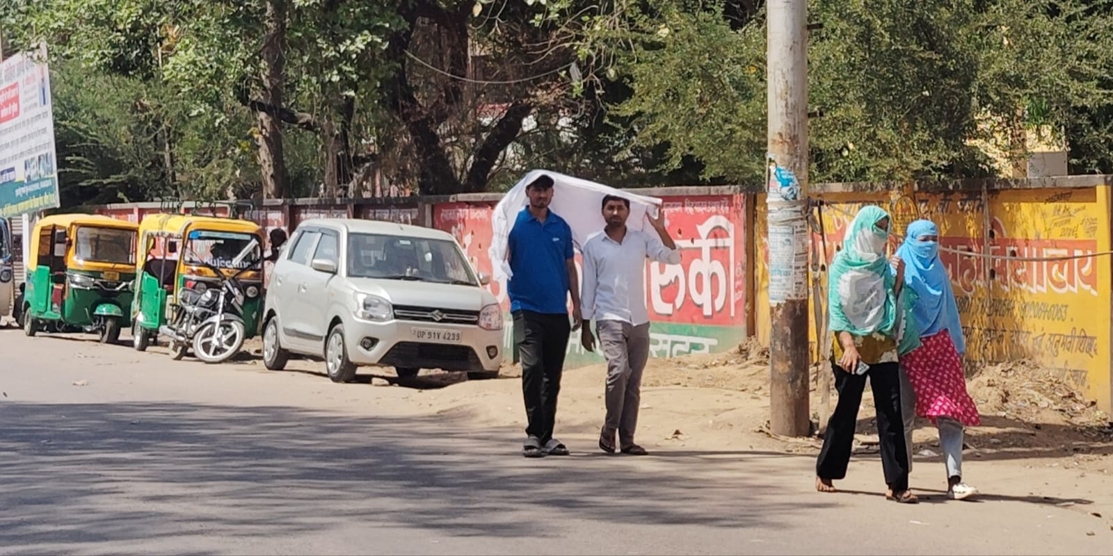 फोटो - 15 कलेक्ट्रेट में लगे आरओ के नल से पानी निकालने का प्रयास करतीं महिला फरियादी। संवाद