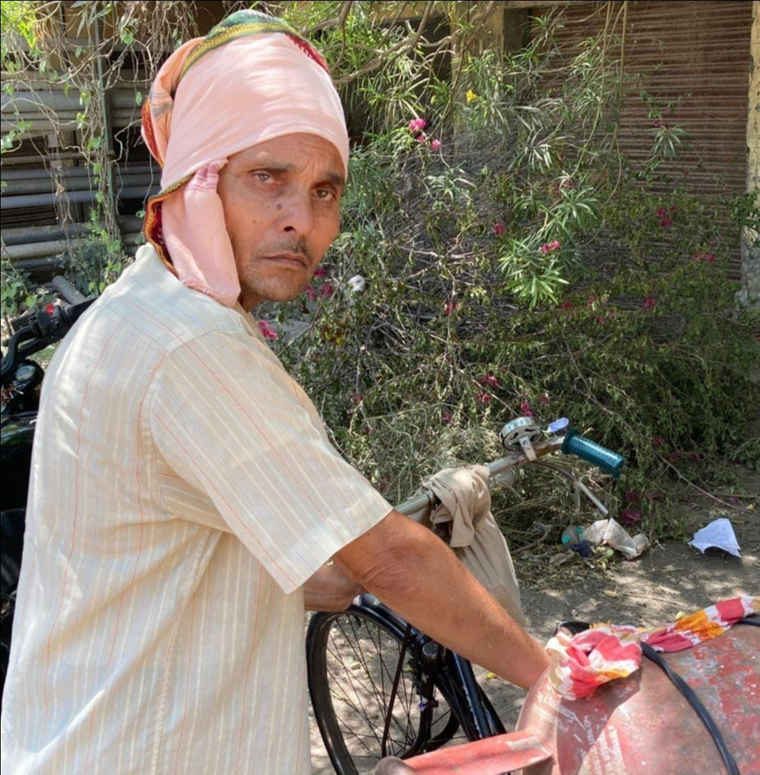 फोटो-17-आवास विकास कॉलोनी स्थित एजेंसी के गोदाम में गैस सिलिंडर के लिए लगी लाइन। संवाद