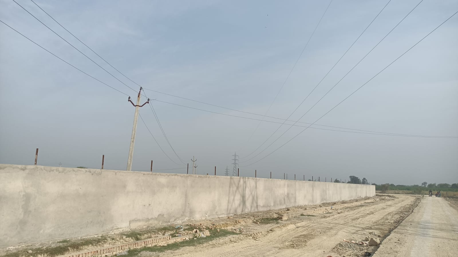 फोटो-20 नवाबगंज के दुनाया मार्ग पर बने स्टेडियम के ऊपर से निकलती ट्रांसमिशन और हाईटेंशन लाइनें।