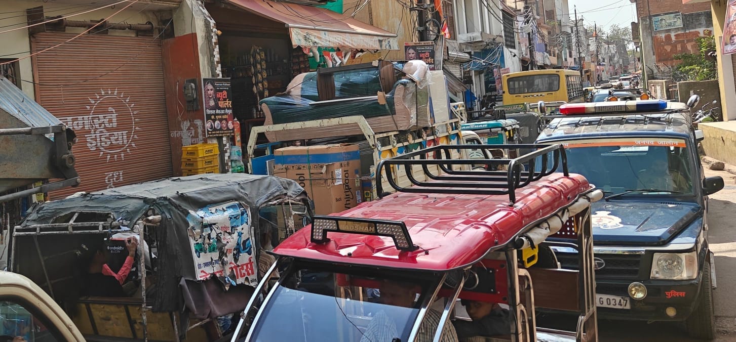 फोटो - 24 कालपी रोड पर जाम में फंसे वाहन। संवाद