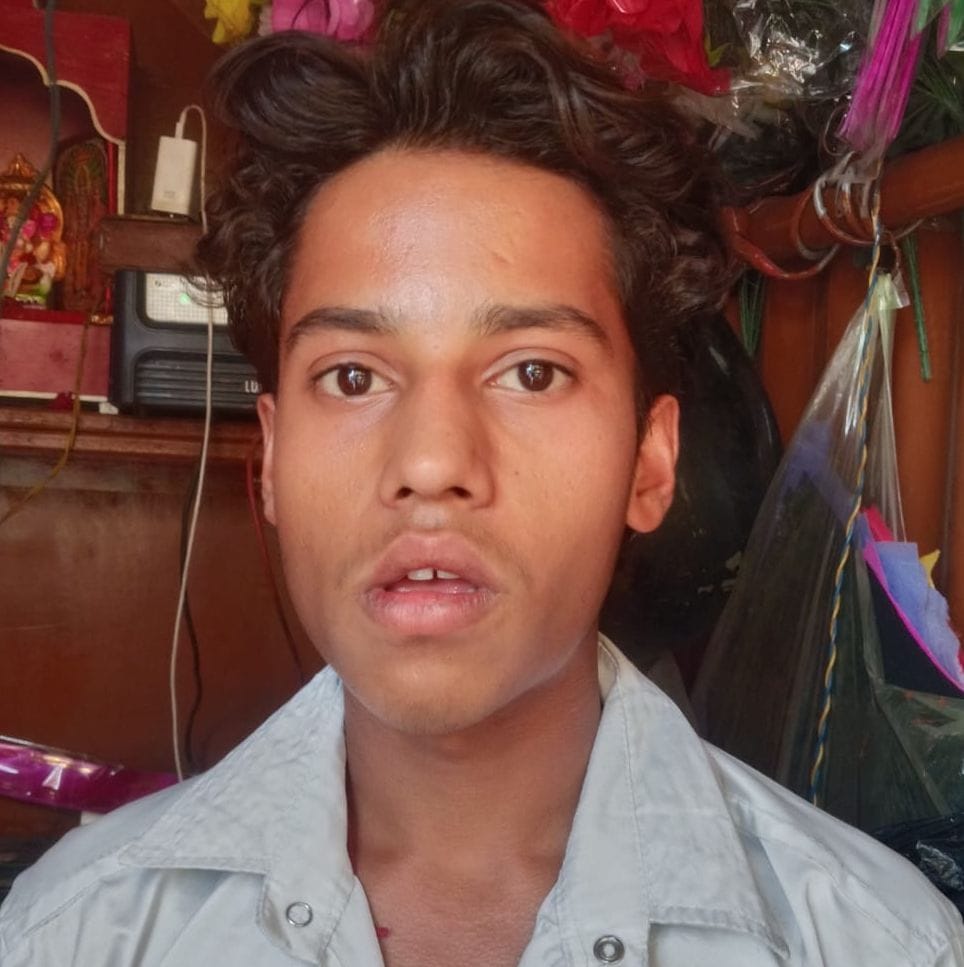 फोटो-26-दुकान पर बिक्री के लिए रखे फूल। संवाद