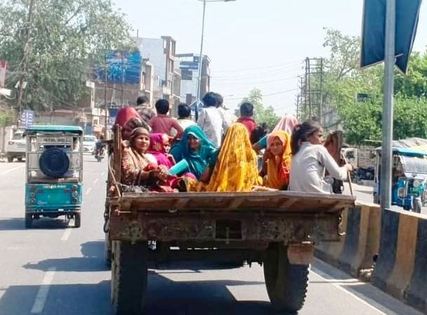 फोटो 39 कासगज एक लोडर वाहन में यात्रा करते लोग। स्रोत: संवाद