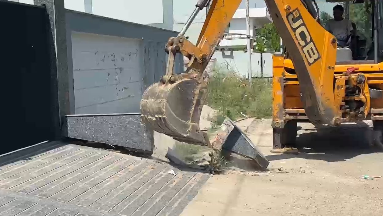 फोटो-53: बहादुरगढ़ के झज्जर रोड स्थित ओमेक्स सिटी में कार्रवाई के दौरान मौजूद पुलिस। संवाद