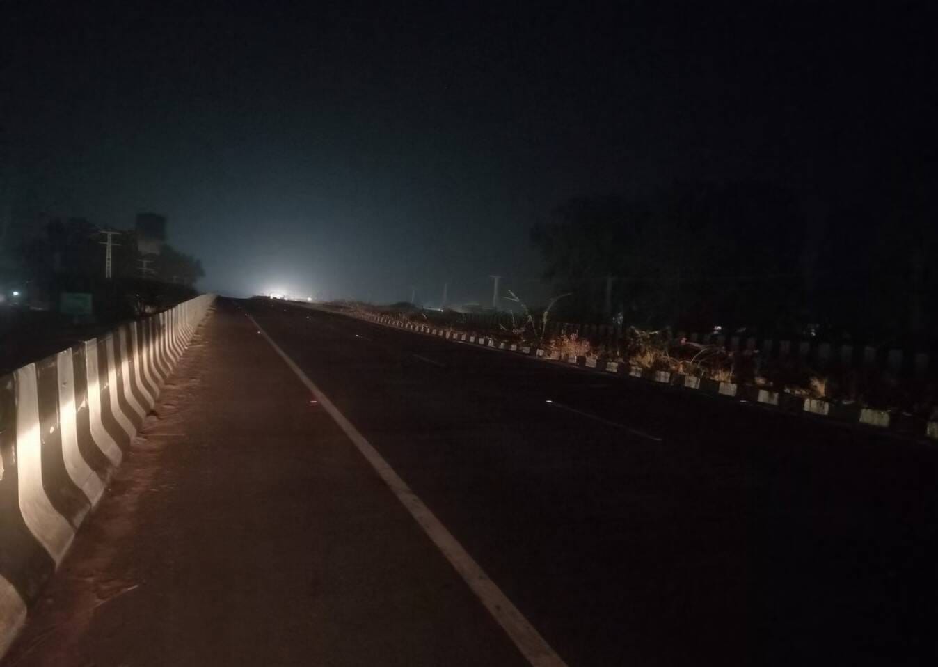 फोटो :: सोनीपत में राष्ट्रीय राजमार्ग-352ए पर रात को पसरा अंधेरा। संवाद