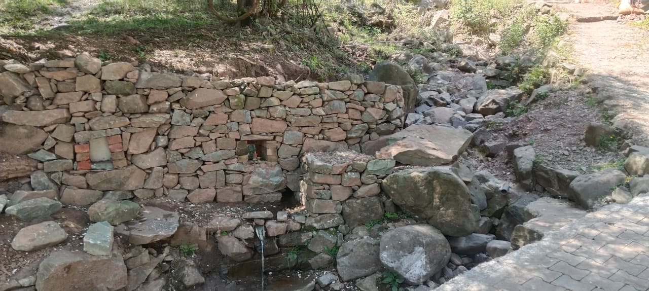 गुल्हाडी के गुलाबपुर गांव में प्राकृतिक जल स्रोत के पास फेंका गया कचरा। संवाद