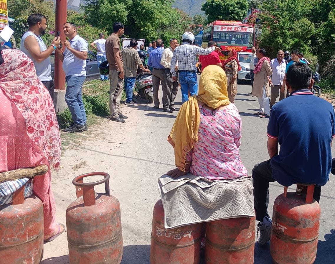 जोगिंद्रनगर- सरकाघाट राज्य मार्ग पर झलवाड़ के समीप गैस सिलिंडर न मिलनेपर विरोध जताते ग्रामीण। स