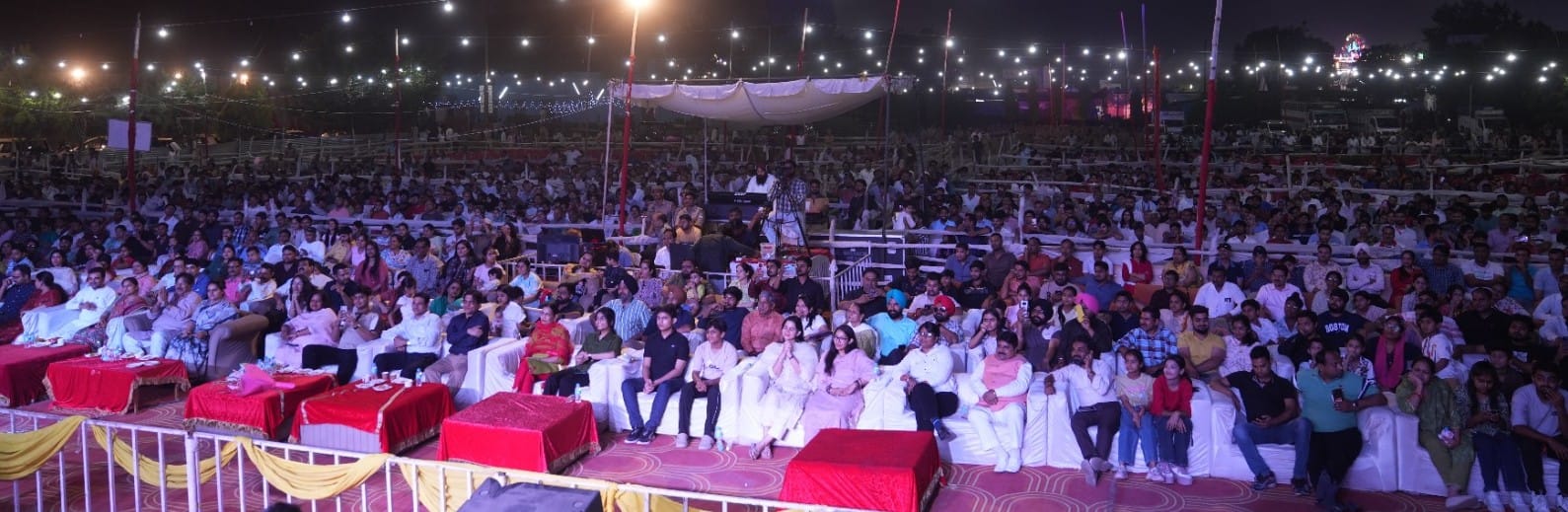 जिला प्रदर्शनी के ओपन मंच पर प्रस्तुति देते गायक गुरदास मान। संवाद