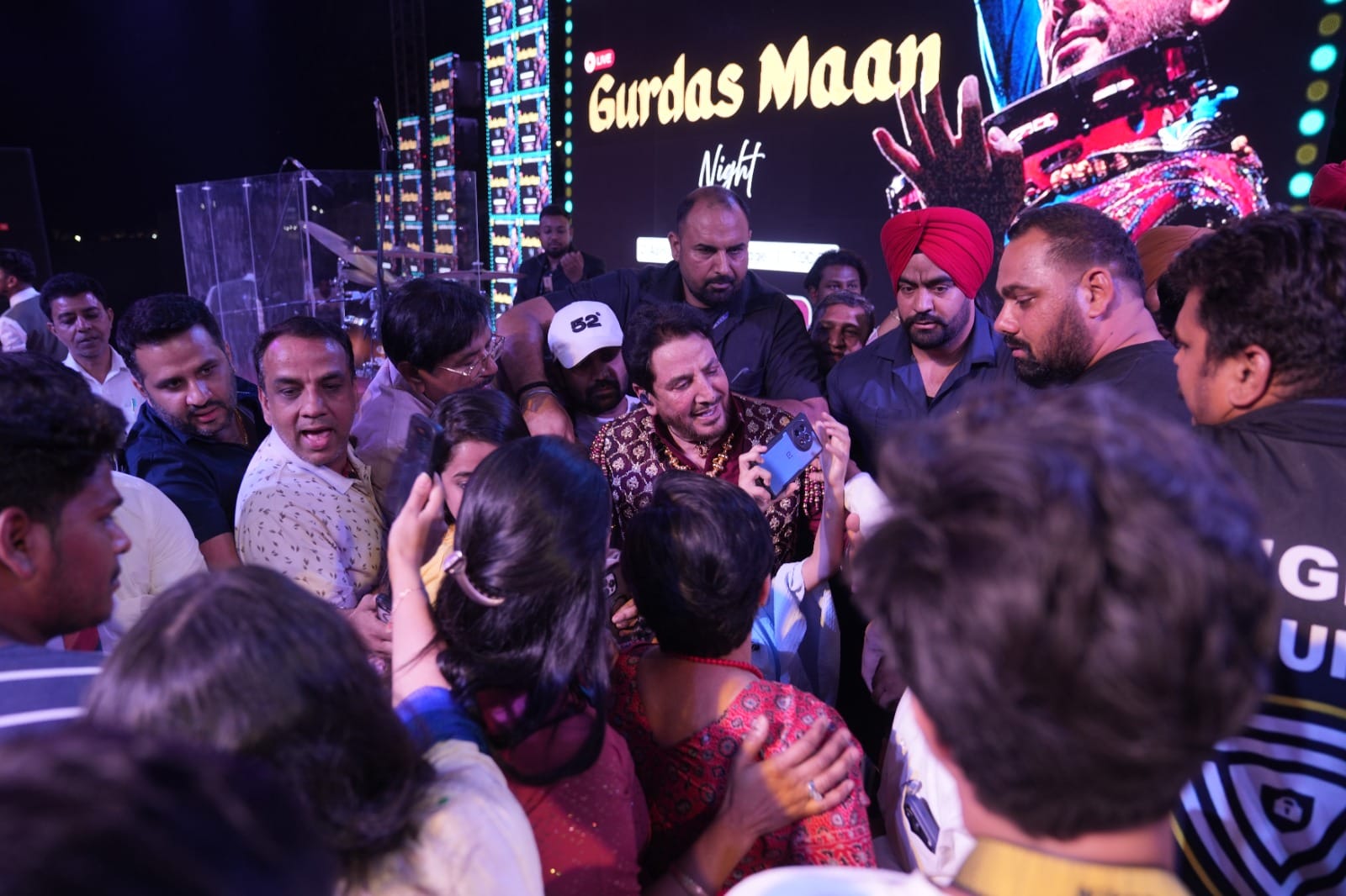 जिला प्रदर्शनी के ओपन मंच पर प्रस्तुति देते गायक गुरदास मान। संवाद