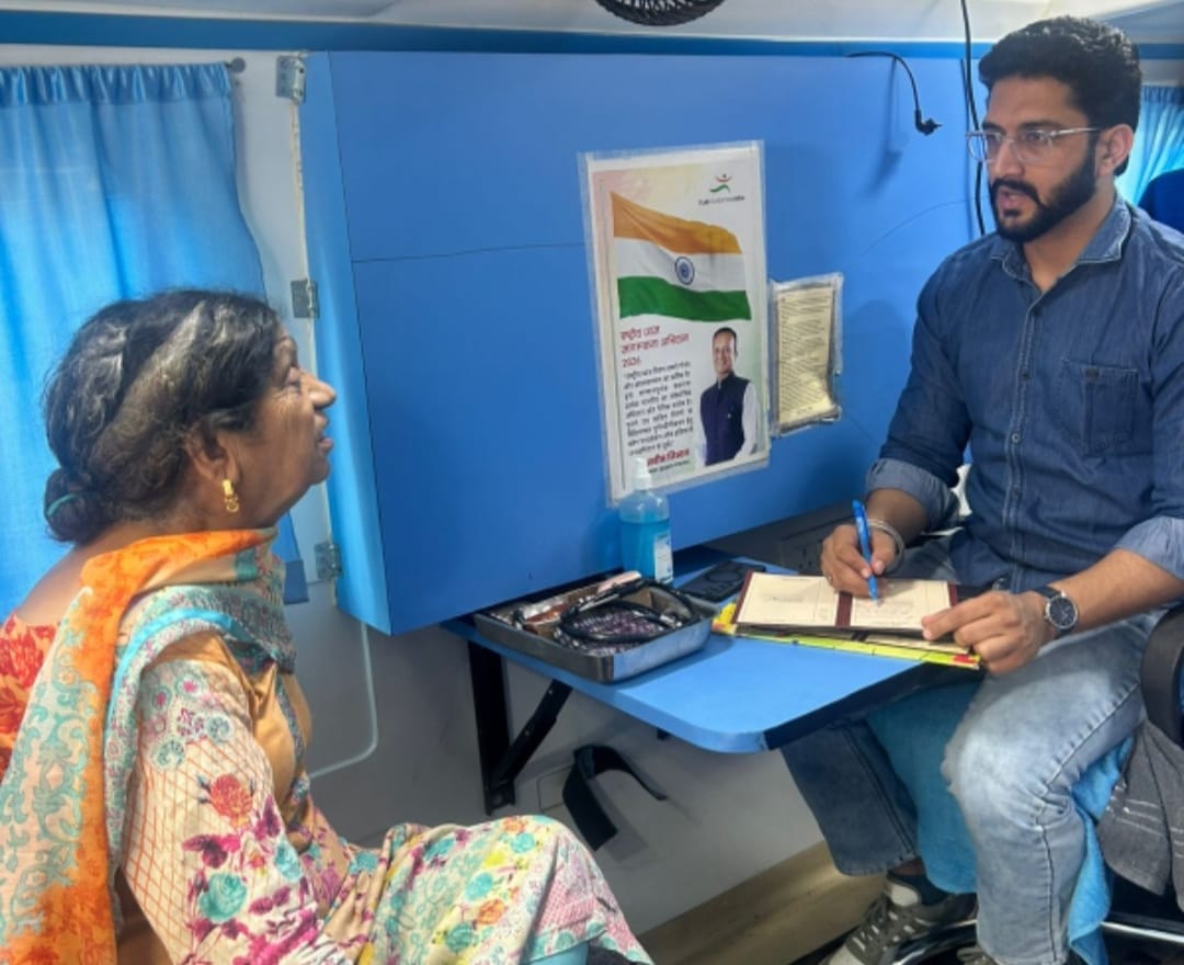 कुरुक्षेत्र। मरीजों की जांच करते चिकित्सक। विज्ञप्ति