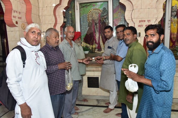 कुरुक्षेत्र। प्राचीन दु:खभंजन महादेव मंदिर में हनुमान जी की पूजा करते श्रद्धालु। स्वयं कुरुक्षेत्र। प्राचीन दु:खभंजन महादेव मंदिर में हनुमान जी की पूजा करते श्रद्धालु। स्वयं