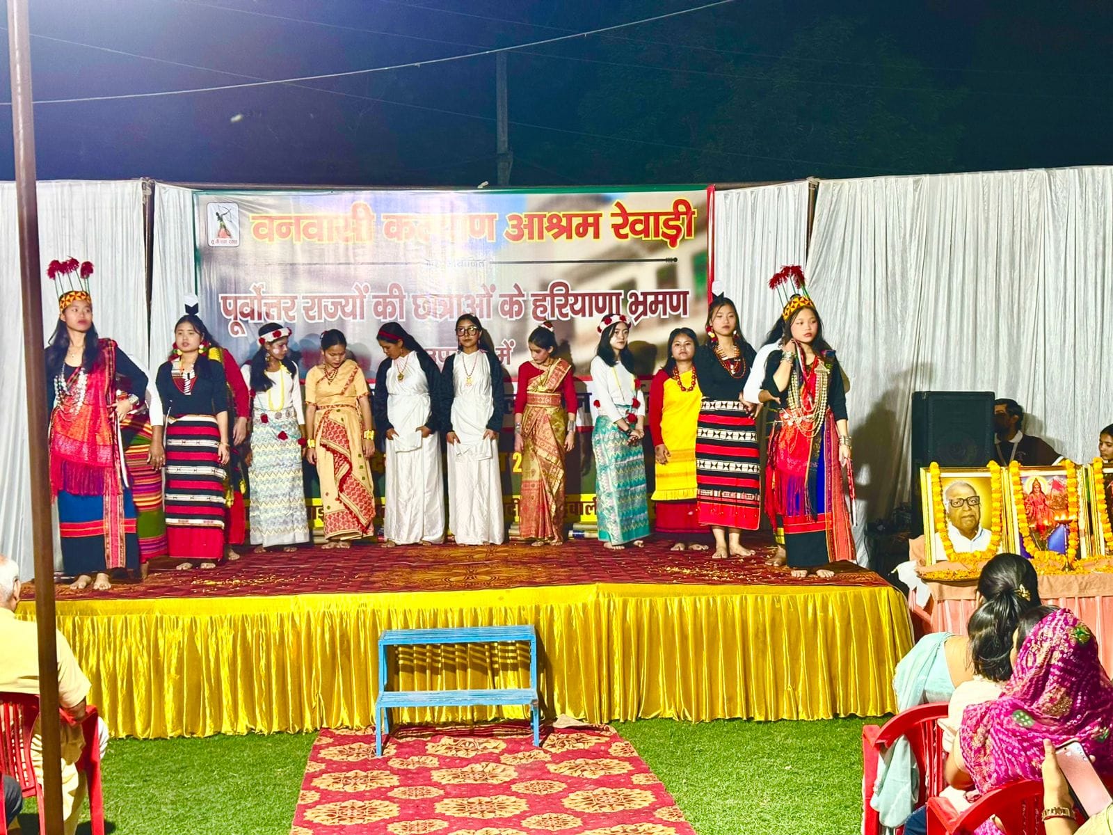 कार्यक्रम में लोकनृत्य प्रस्तुत करते प्रतिभागी छात्र-छात्राएं।स्रोत: संस्था