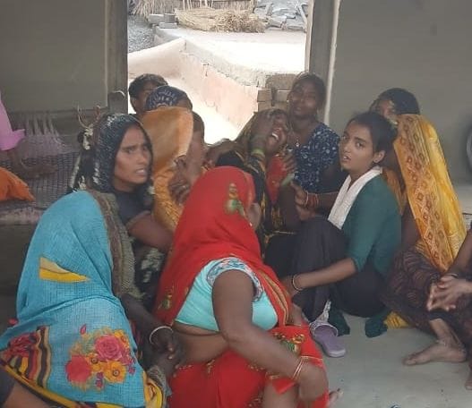 कांट के खपटी गांव में रोते बिलखते खुशीराम के परिजन। संवाद