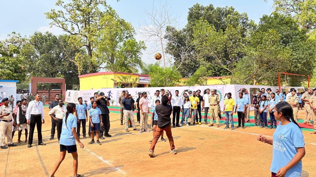 खेल में भाग लेते सचिन तेंदुलकर