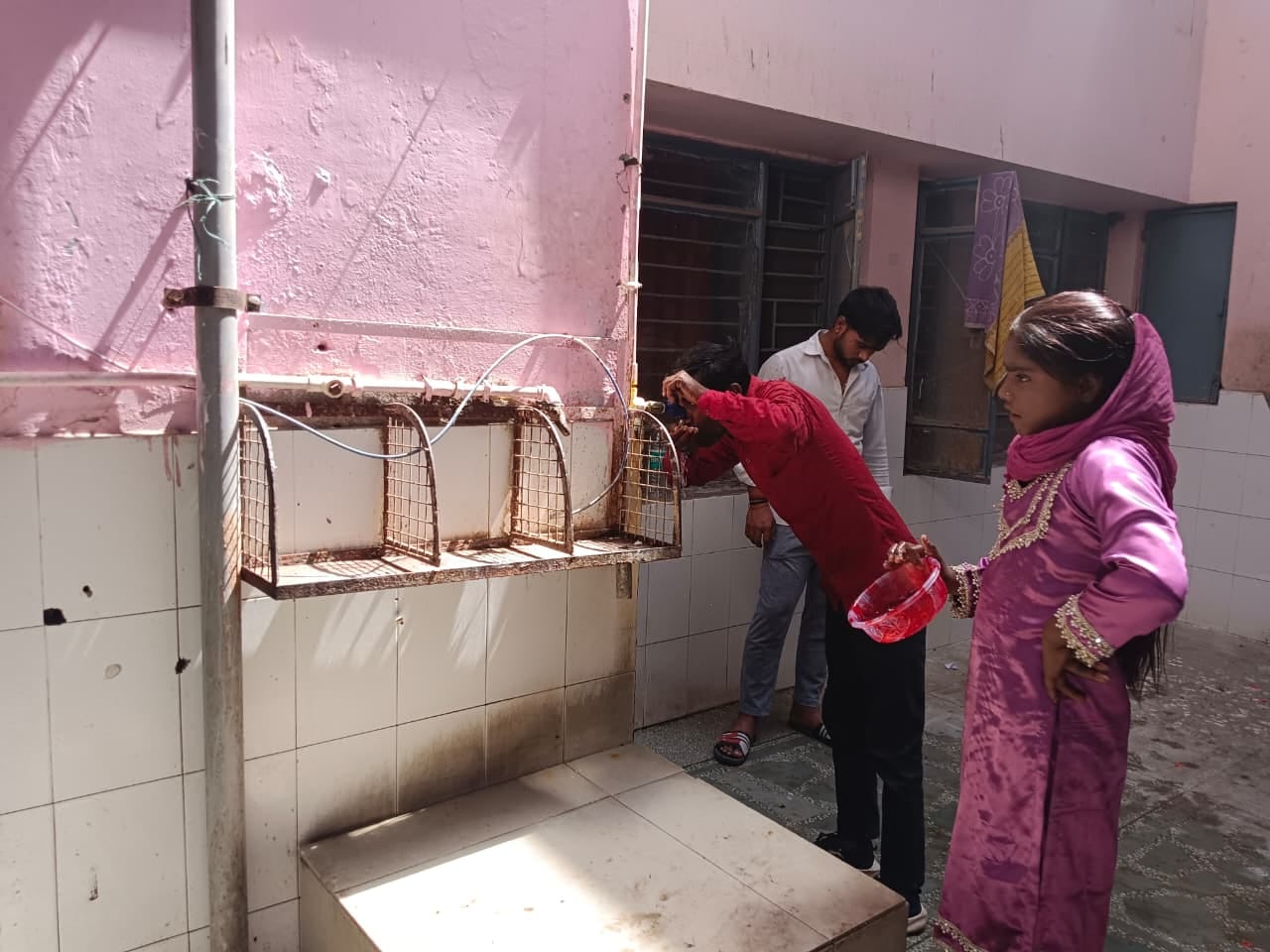 मोहल्ला कच्चा कटरा मोड़ के पास खराब पड़ा वाटर कूलर। संवाद