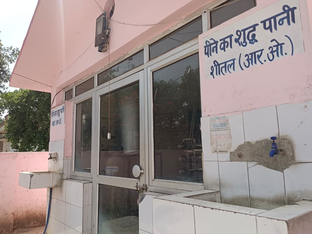 मोहल्ला कच्चा कटरा मोड़ के पास खराब पड़ा वाटर कूलर। संवाद