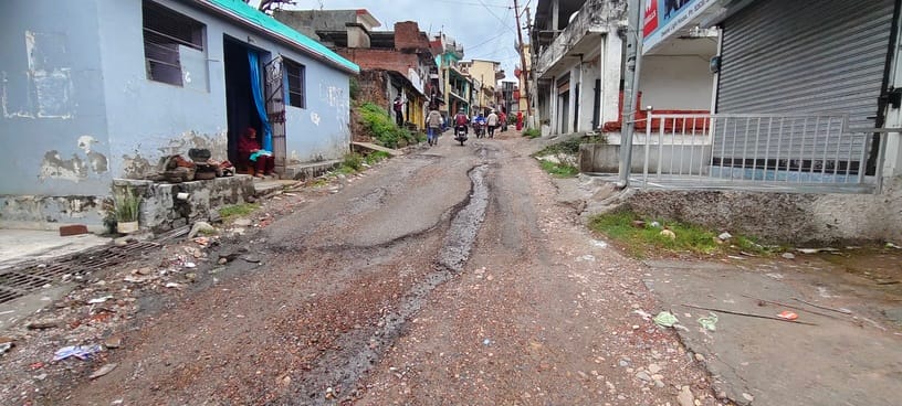 मैहरे से दियोटसिद्ध सड़क पर पानी की निकासी न हाेने से मैहरे बाजार से मात्र कुछ दूरी पर उखड़ी सड
