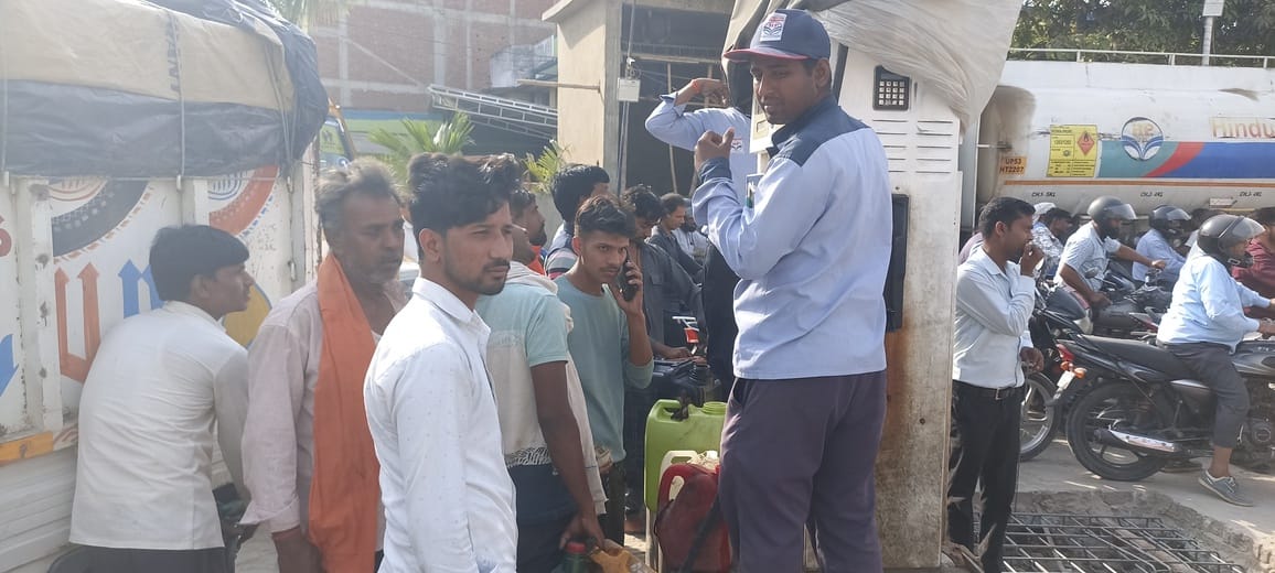 पडरौना शहर के रामकोला रोड स्थित पेट्रोल पंप पर लगा भीड़। संवाद पडरौना शहर के रामकोला रोड स्थित पेट्रोल पंप पर लगा भीड़। संवाद