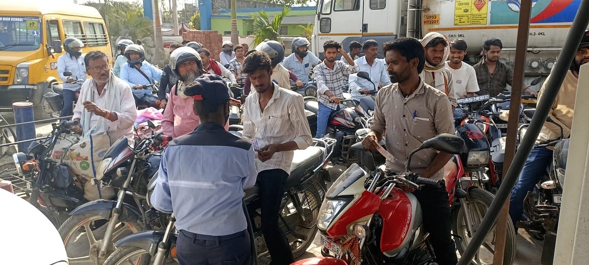 पडरौना शहर के रामकोला रोड स्थित पेट्रोल पंप पर लगा भीड़। संवाद पडरौना शहर के रामकोला रोड स्थित पेट्रोल पंप पर लगा भीड़। संवाद