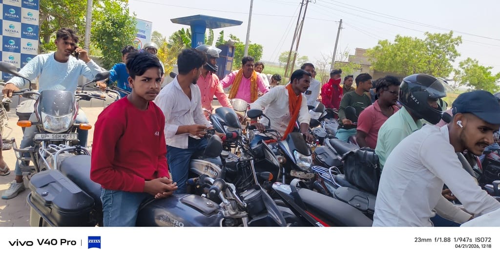 पडरौना शहर के रामकोला रोड स्थित पेट्रोल पंप पर लगा भीड़। संवाद पडरौना शहर के रामकोला रोड स्थित पेट्रोल पंप पर लगा भीड़। संवाद