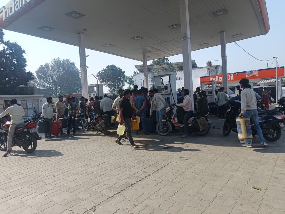 पडरौना शहर के रामकोला रोड स्थित पेट्रोल पंप पर लगा भीड़। संवाद पडरौना शहर के रामकोला रोड स्थित पेट्रोल पंप पर लगा भीड़। संवाद