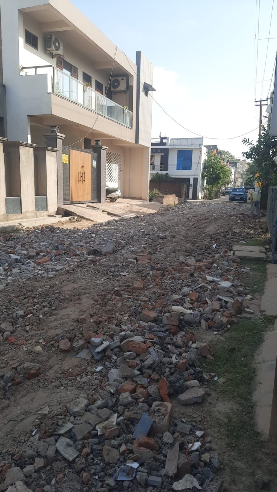 पहले और मलबा डालने के बाद सड़क की हालत।