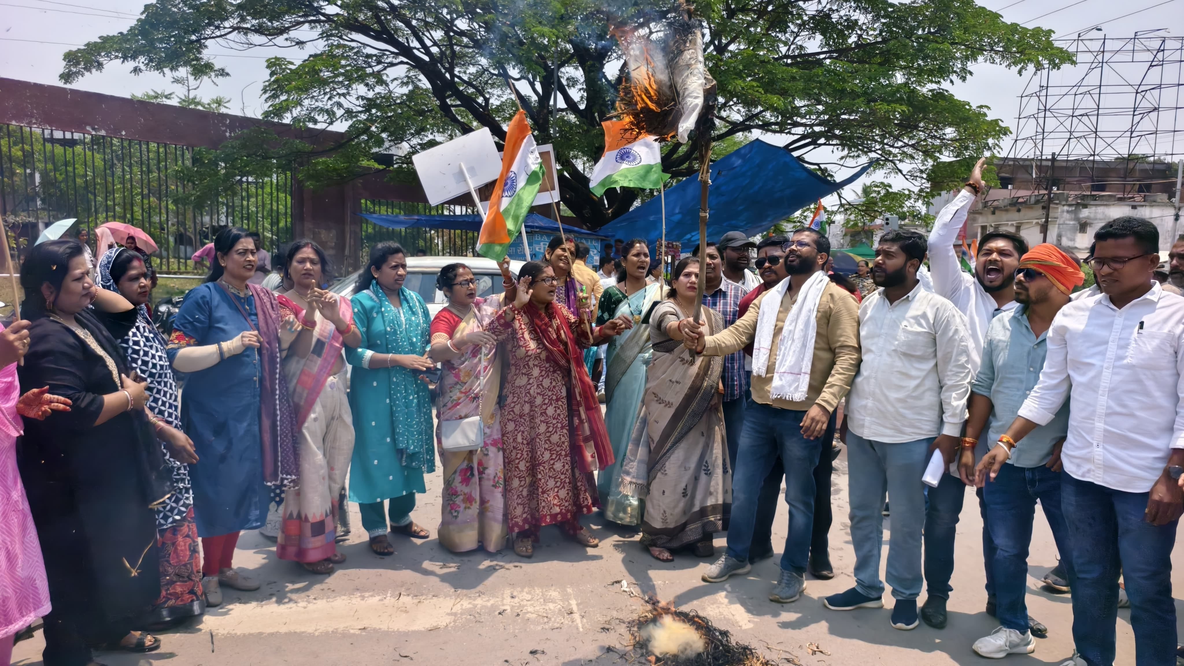 पुतला दहन करते पदाधिकारी