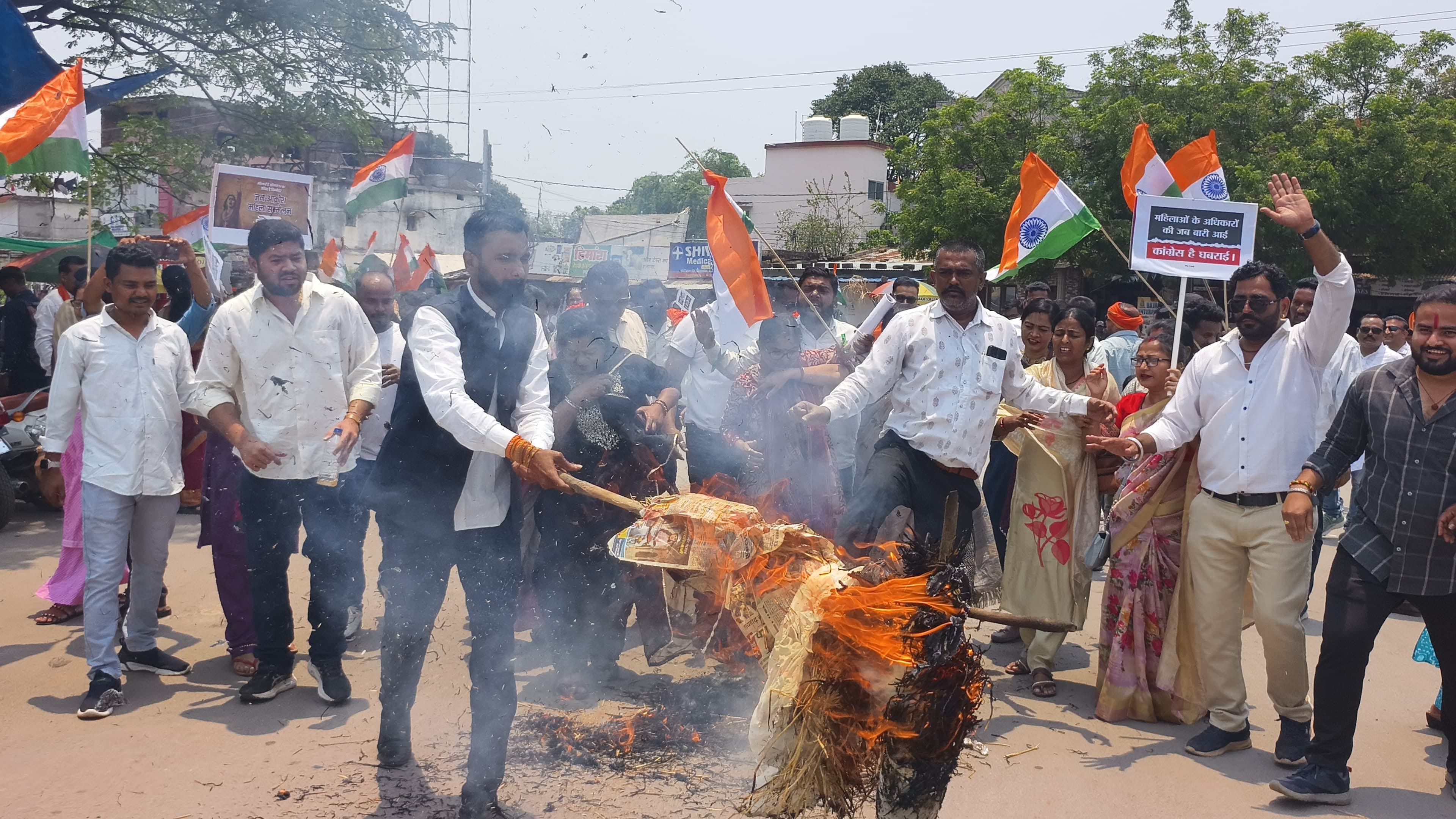 पुतला दहन करते पदाधिकारी