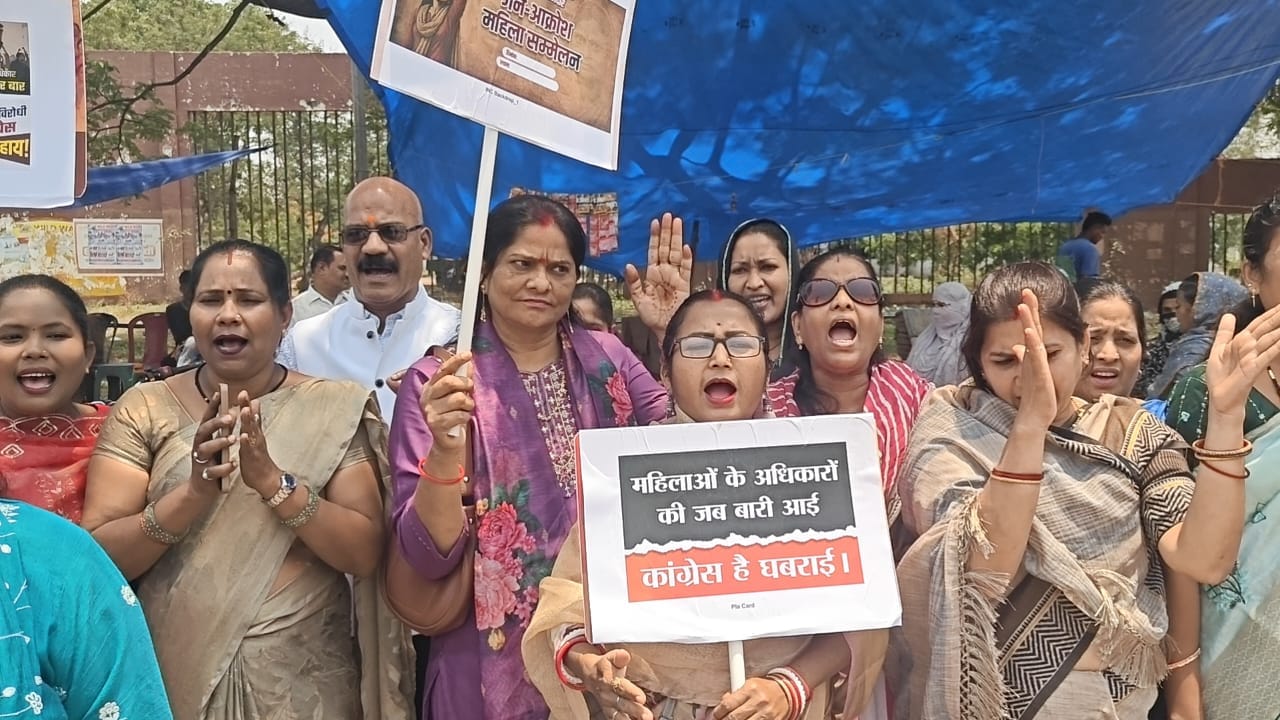 पुतला दहन करते पदाधिकारी