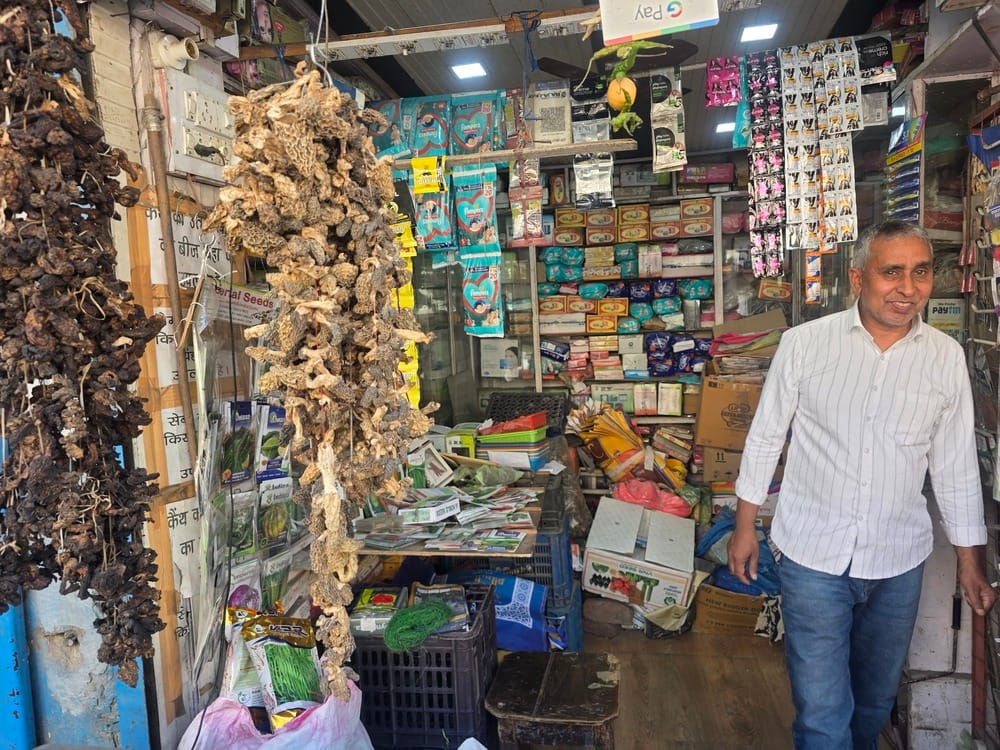 रोहडू मेले में व्यापारियों के पंहुचने से सजने लगी दुकानें। संवाद