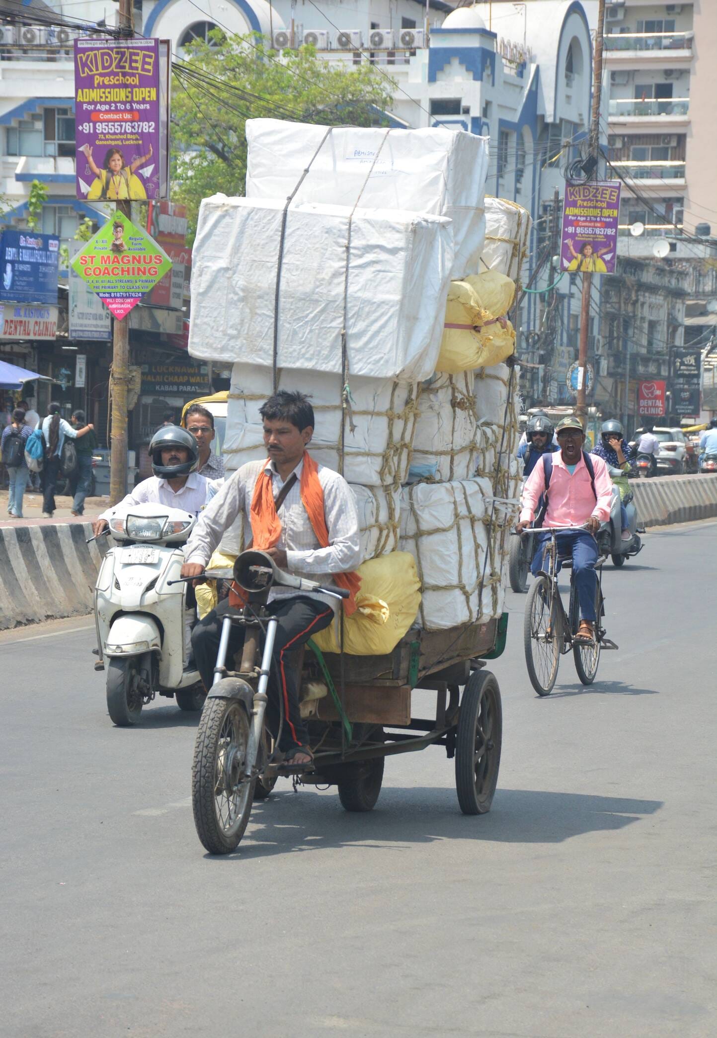 राजधानी में दौड़ते जुगाड़ वाहन।