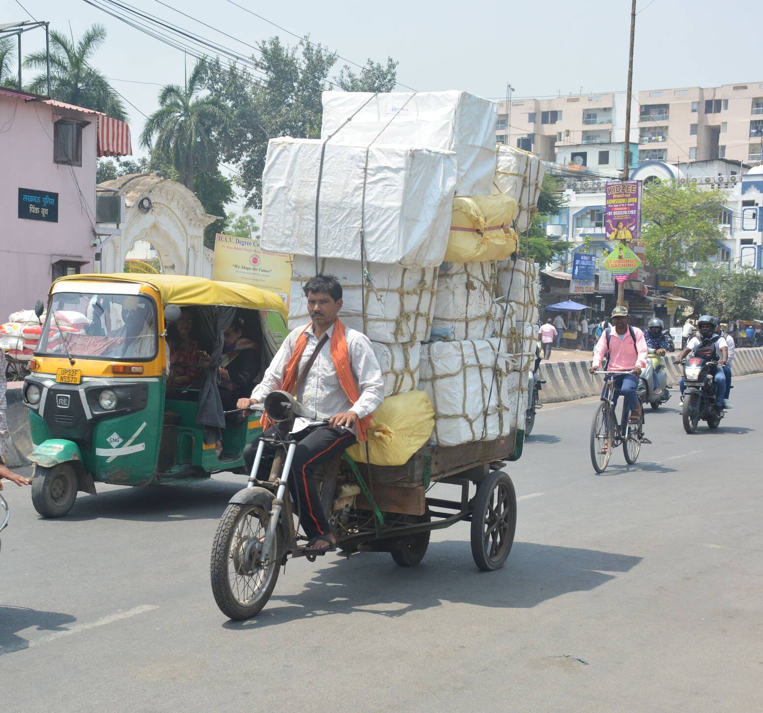 राजधानी में दौड़ते जुगाड़ वाहन।