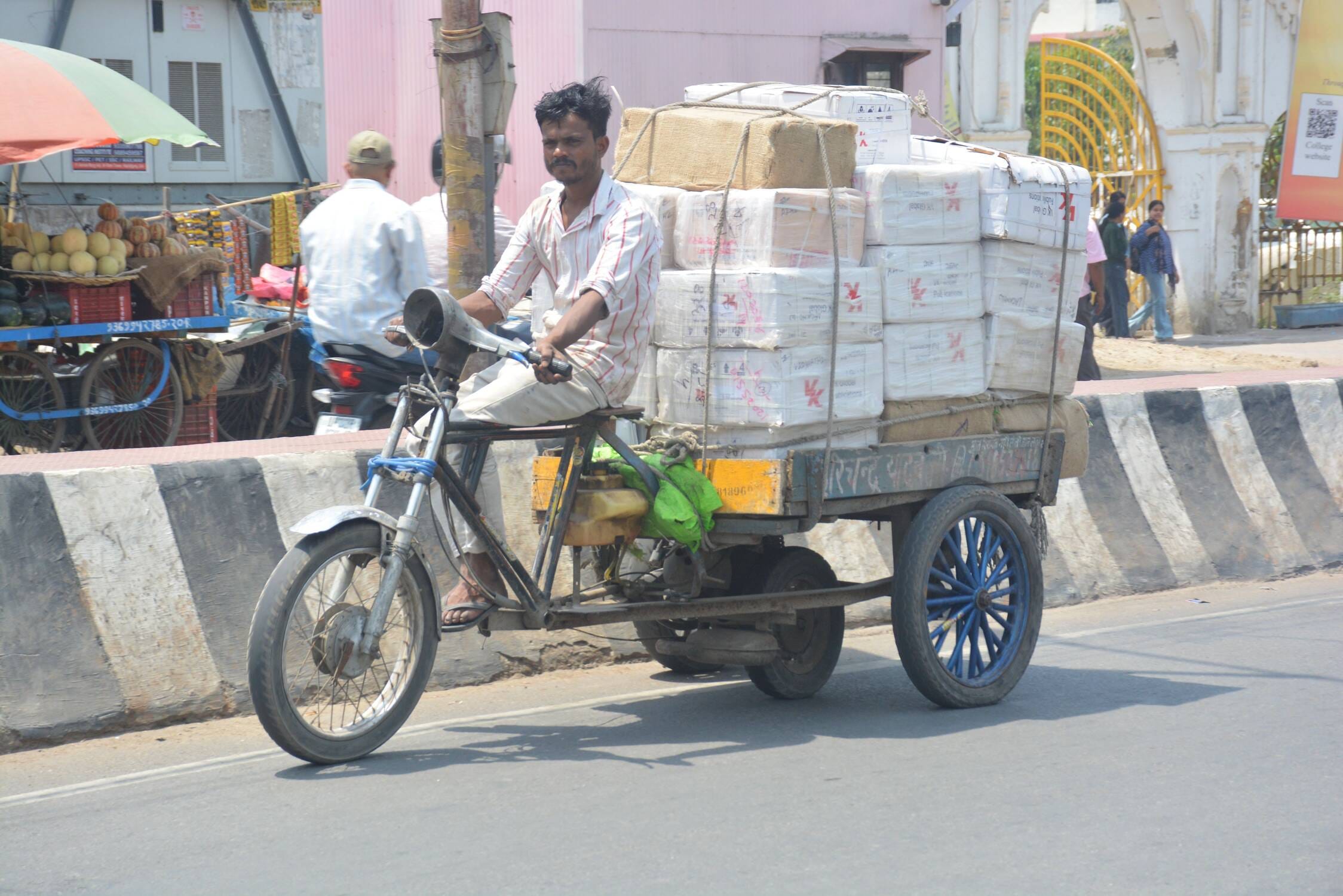 राजधानी में दौड़ते जुगाड़ वाहन।