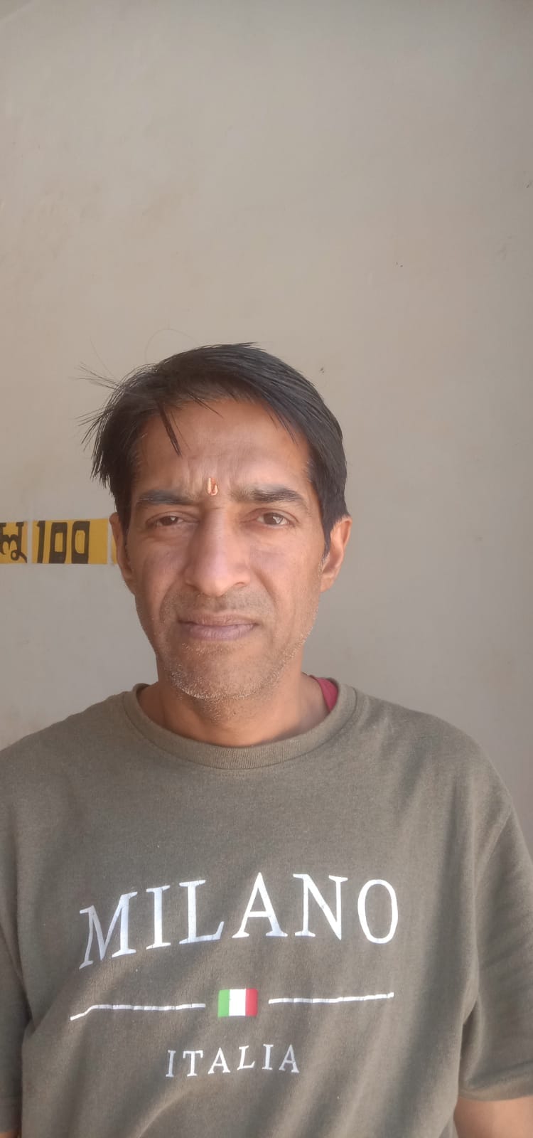 रानीताल वार्ड में पार्क के ईद-गिर्द की सड़क पर पार्क किए वाहन। संवाद