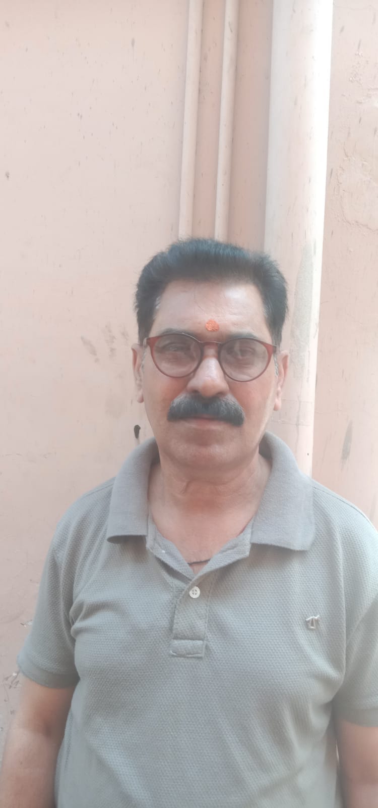 रानीताल वार्ड में पार्क के ईद-गिर्द की सड़क पर पार्क किए वाहन। संवाद