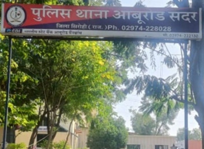 सिरोही। आबूरोड में बीती रात फोरलेन पर अज्ञात बदमाशों ने 2 कारों पर पथराव एवं सरिए से हमला कर लू