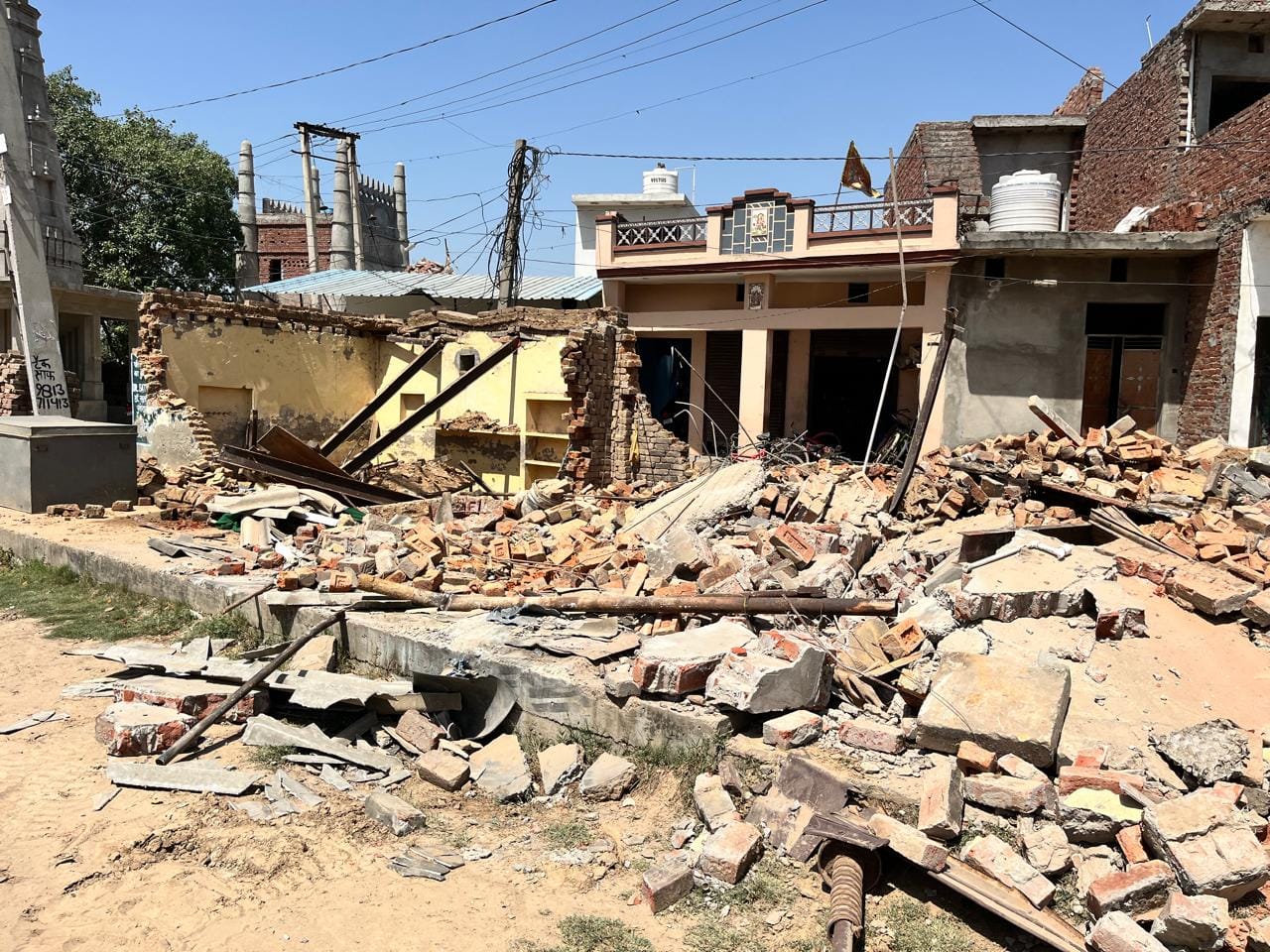 शाहजादपुर के कक्कड़ माजरा गांव में कार्रवाई करती एनएचएआई की टीम। संवाद