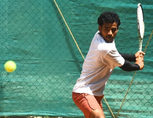 टेनिस टूर्नांमेंट में शामिल खिलाड़ी। टेनिस टूर्नांमेंट में शामिल खिलाड़ी।