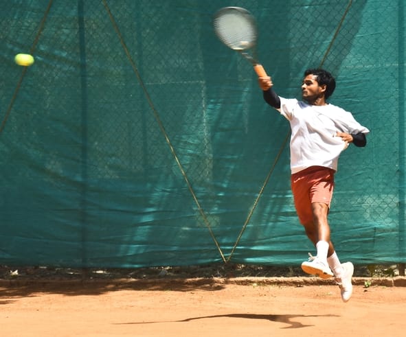 टेनिस टूर्नांमेंट में शामिल खिलाड़ी। टेनिस टूर्नांमेंट में शामिल खिलाड़ी।