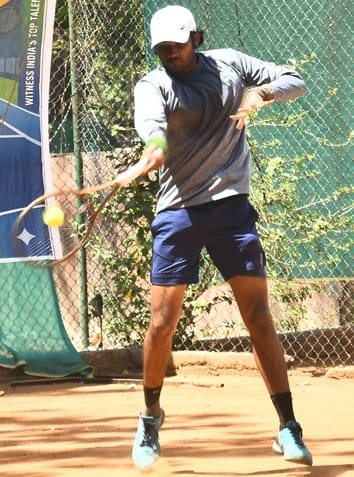 टेनिस टूर्नांमेंट में शामिल खिलाड़ी। टेनिस टूर्नांमेंट में शामिल खिलाड़ी।