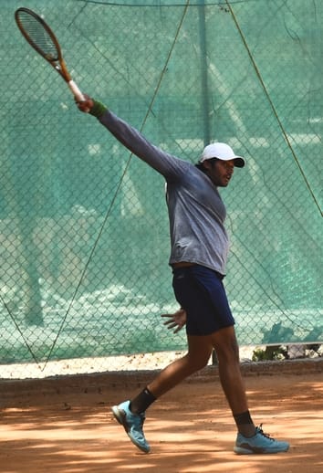 टेनिस टूर्नांमेंट में शामिल खिलाड़ी। टेनिस टूर्नांमेंट में शामिल खिलाड़ी।